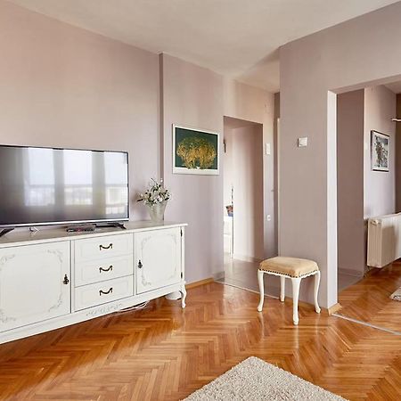 Spacious Modern Apartment In Peaceful Neighborhood Skopje Ngoại thất bức ảnh