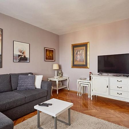 Spacious Modern Apartment In Peaceful Neighborhood Skopje Ngoại thất bức ảnh